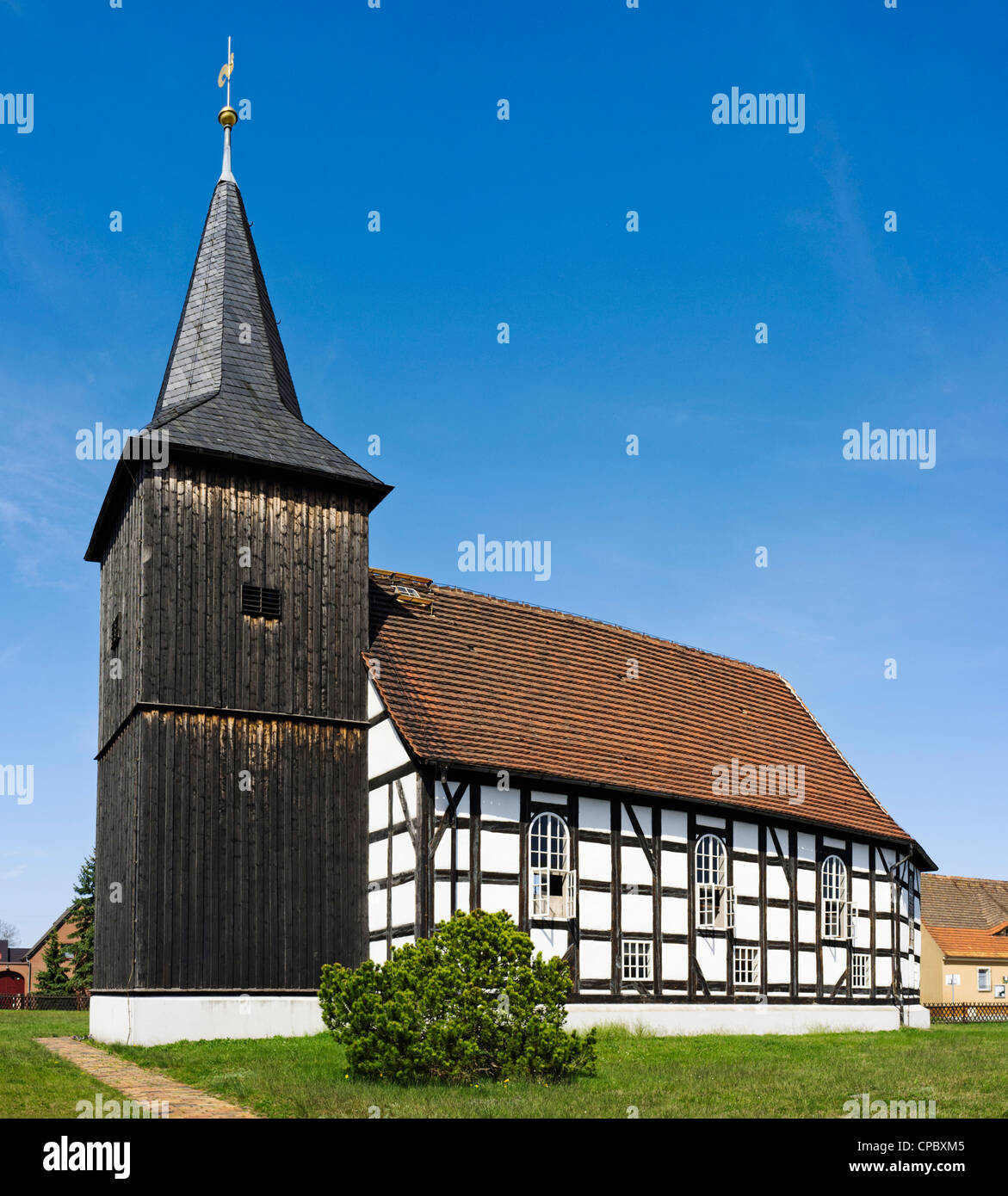 L'église du village en Basse Lusace, Bluno, Saxe, Allemagne Banque D'Images
