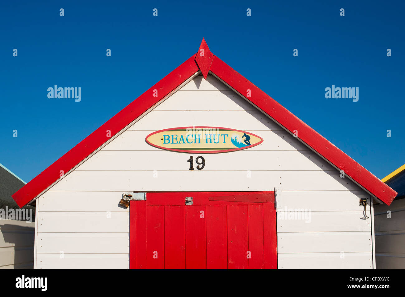 Cabane de plage rouge colorés sur fond de ciel bleu. Plage de Goodrington, Paignton, Devon, Angleterre Banque D'Images