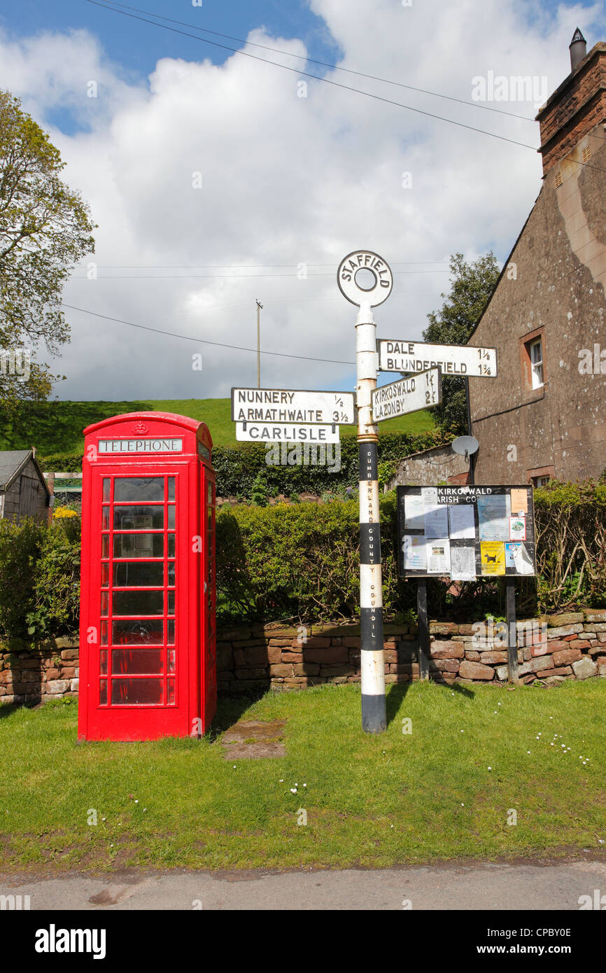 Téléphone rouge fort, poteau télégraphique et sign post dans Staffield dans l'Eden Valley, près de Penrith, Cumbria Banque D'Images