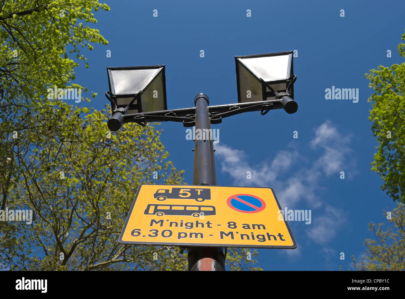 Restrictions de stationnement signer pour les gros véhicules, les champs de Highbury, Islington, Londres, Angleterre Banque D'Images