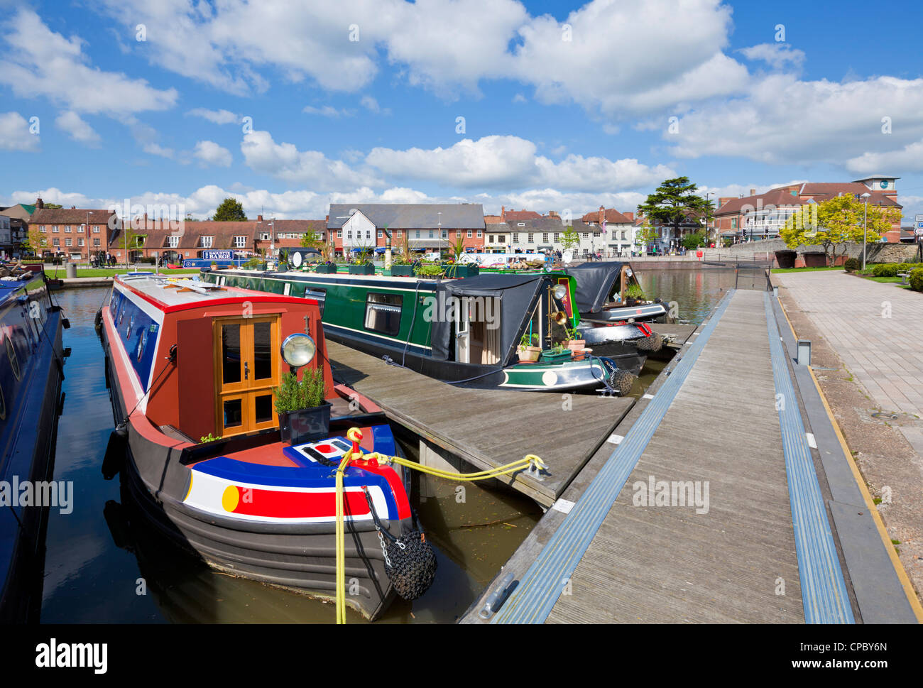 Stratford-upon-Avon, Stratford Canal Basin bassin bancroft avec des bateaux étroits amarrés Stratford-upon-Avon, Warwickshire Angleterre GB Europe Banque D'Images