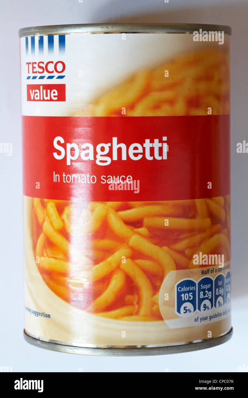 Peut de Tesco Value Spaghetti dans la sauce tomate isolé sur fond blanc