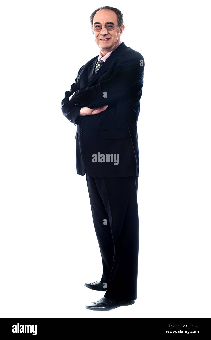Dirigeant de l'entreprise, bras croisés, vêtu d'un costume noir avec des lunettes Banque D'Images