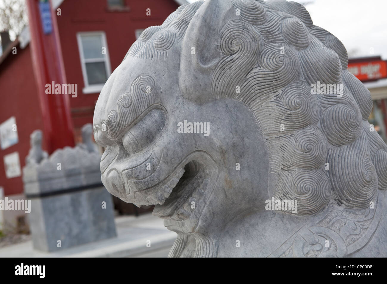 Un lion sculpture est vu ci-dessous Chinatown gate à Ottawa Banque D'Images