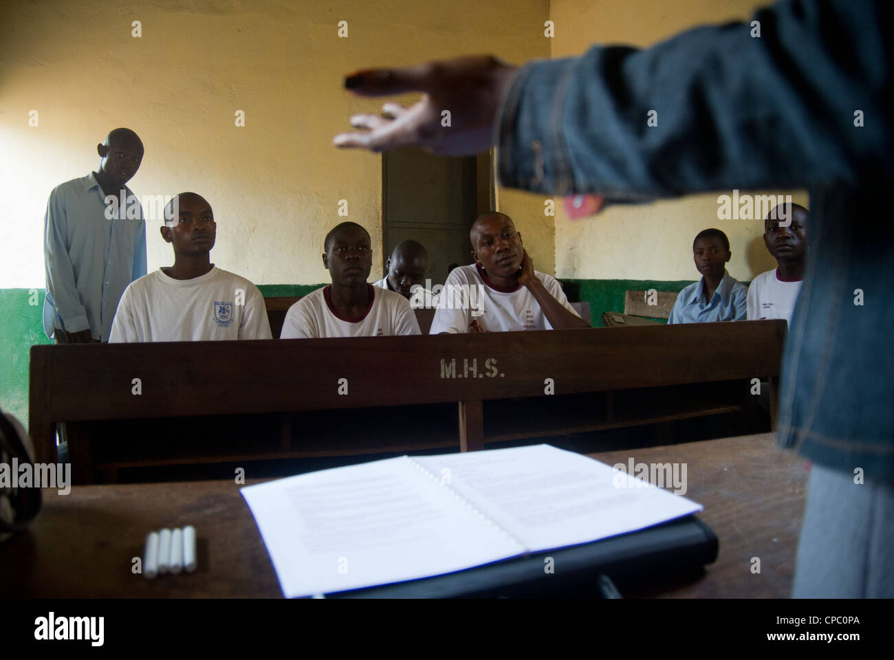 En étudiant l'esprit d'un club à l'écoute que leur mentor enseigne une leçon de Mbale en Ouganda. Banque D'Images