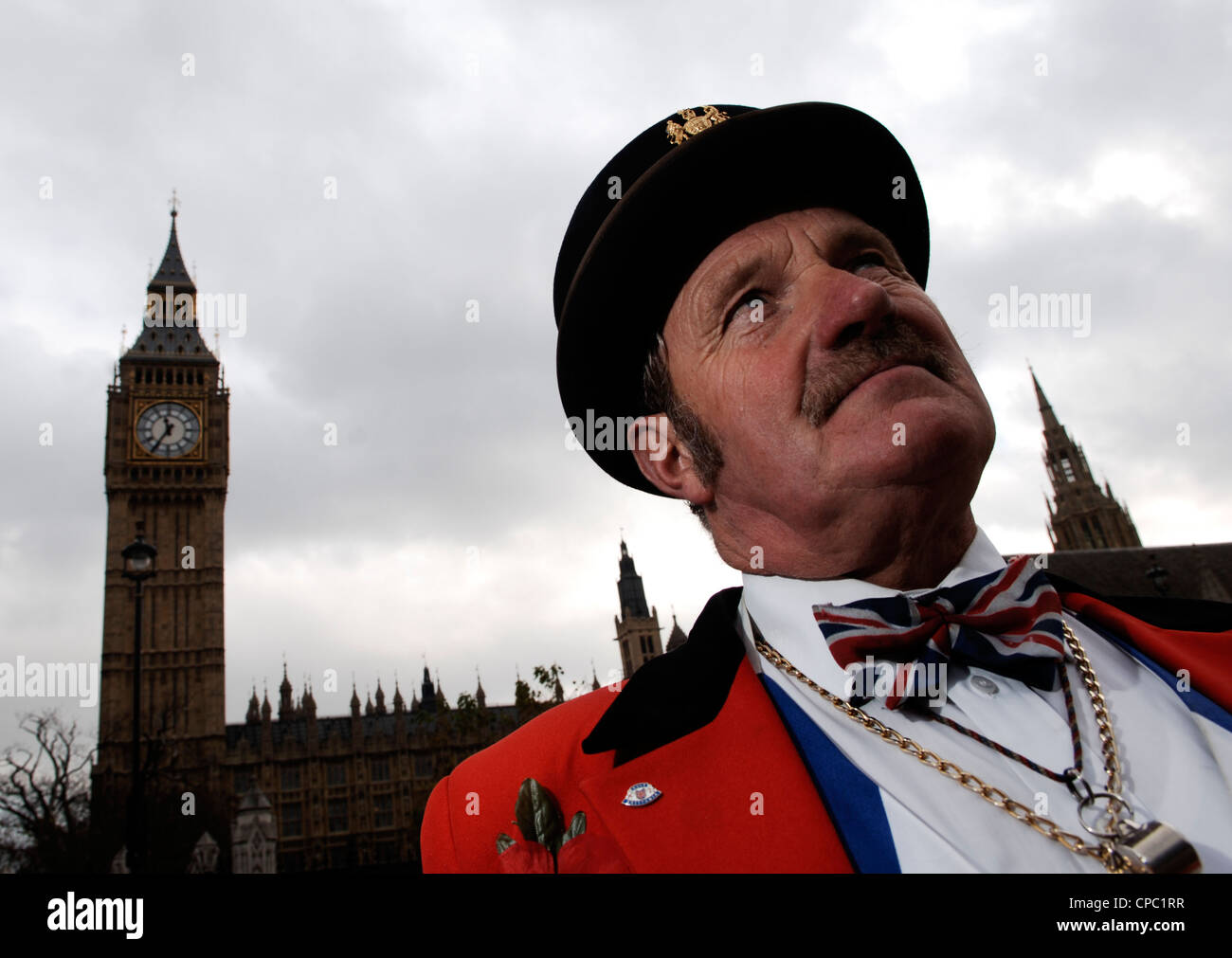 Un homme habillé comme John Bull attend à l'extérieur de Westminster à Londres, en Angleterre. Banque D'Images