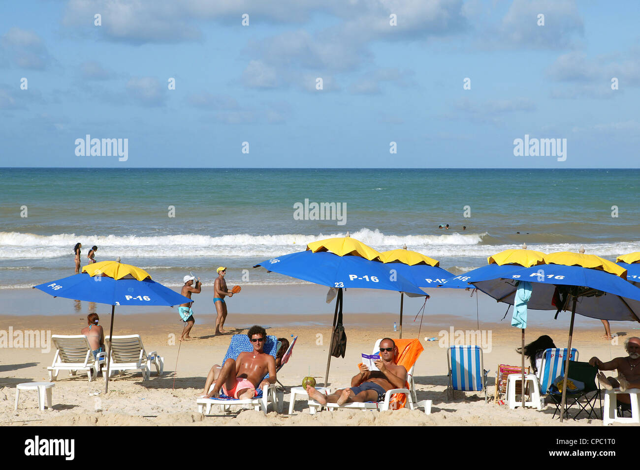 Le Brésil natal balades des gens heureux assis fixant au soleil chair on beach journée ensoleillée avec ciel bleu lecture manger et jouer Banque D'Images