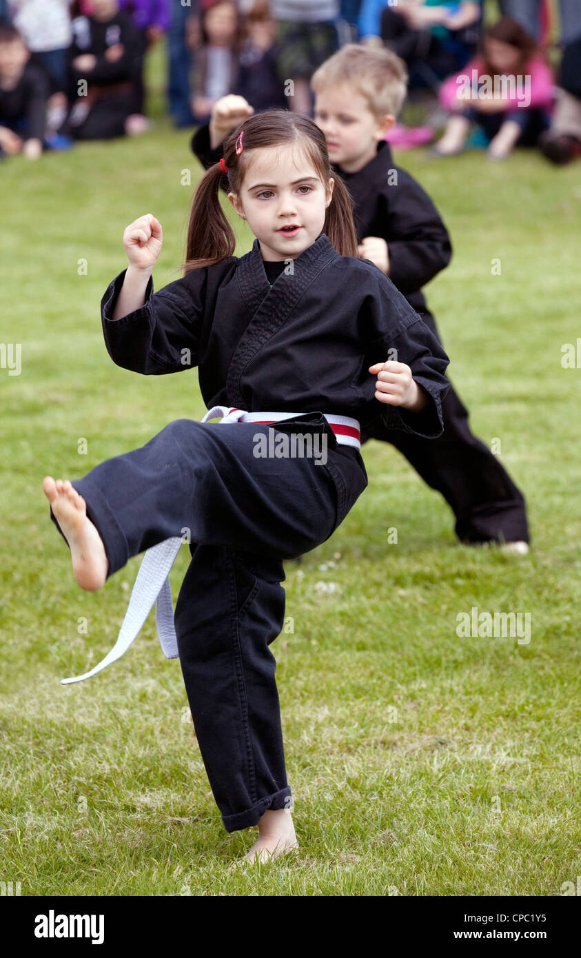 Une jeune fille démontrant l'art martial de Kuk Sool Won, Newmarket Suffolk, UK Sports Festival Banque D'Images