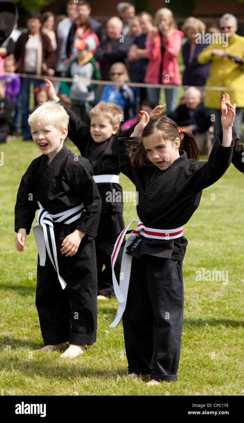 Les enfants de donner une démo de l'art martial coréen Kuk Sool Won, Newmarket, Suffolk festival Sport UK Banque D'Images