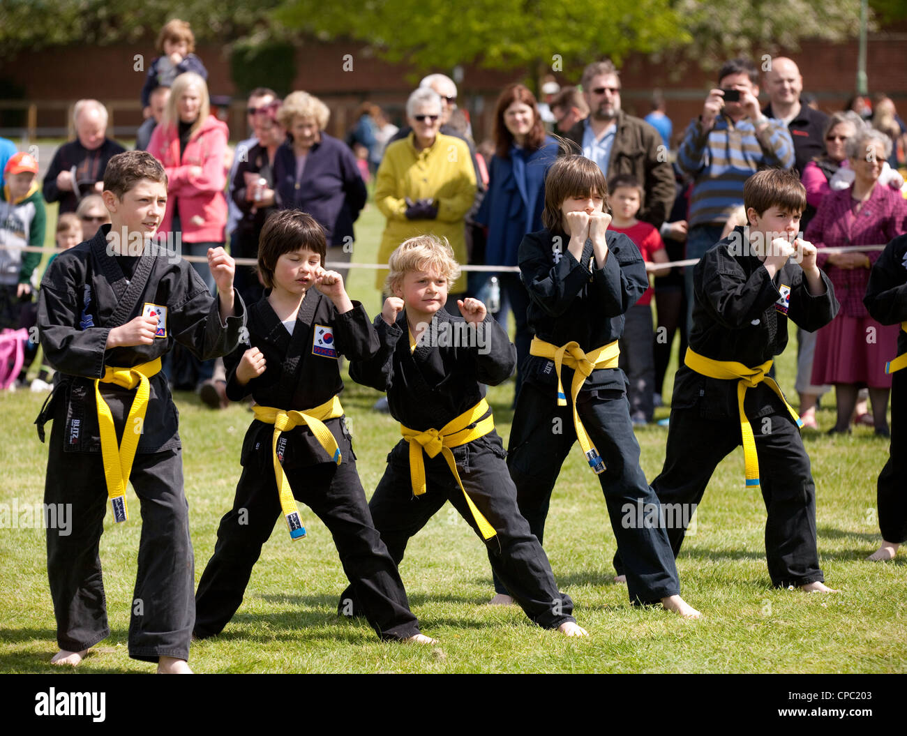 Les enfants de donner une démo de l'art martial coréen Kuk Sool Won, Newmarket, Suffolk festival Sport UK Banque D'Images