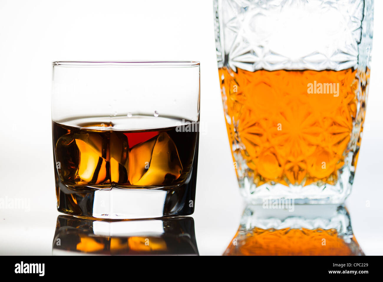 Close-up d'un verre de bourbon et la carafe Banque D'Images