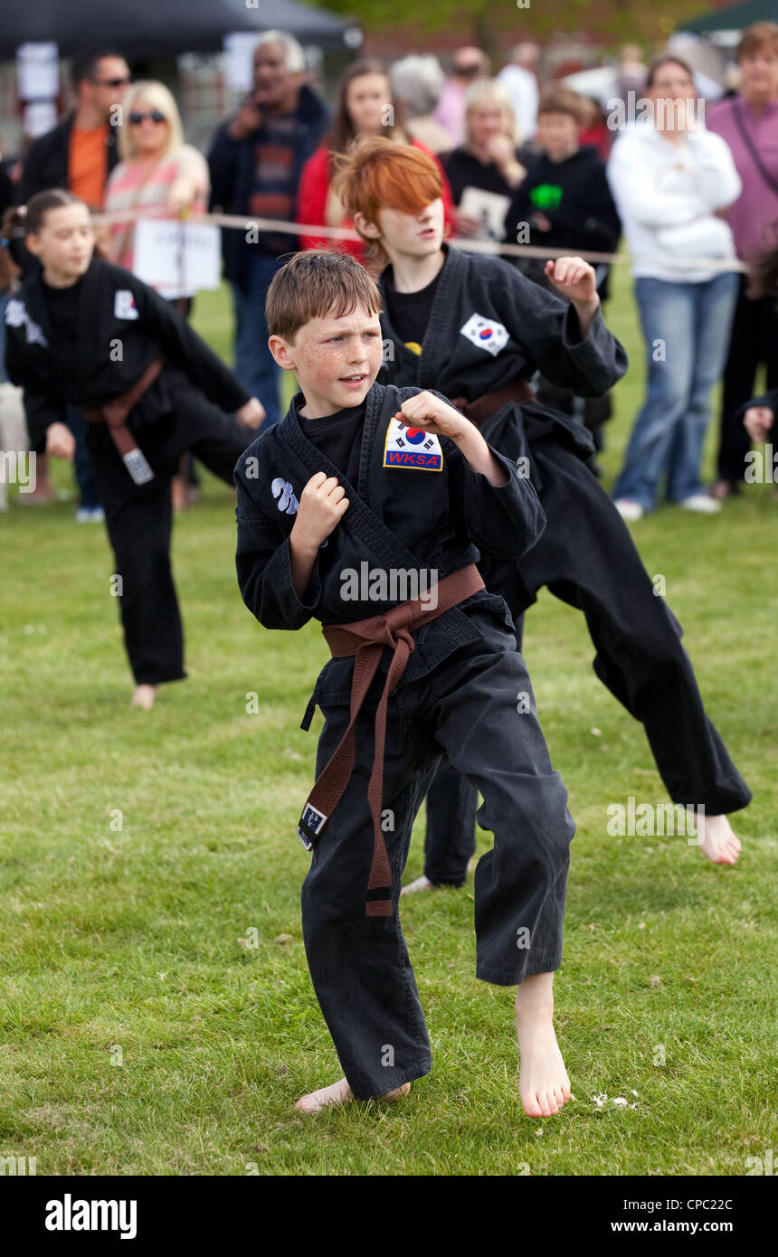 Les enfants de donner une démo de l'art martial coréen Kuk Sool Won, Newmarket, Suffolk festival Sport UK Banque D'Images