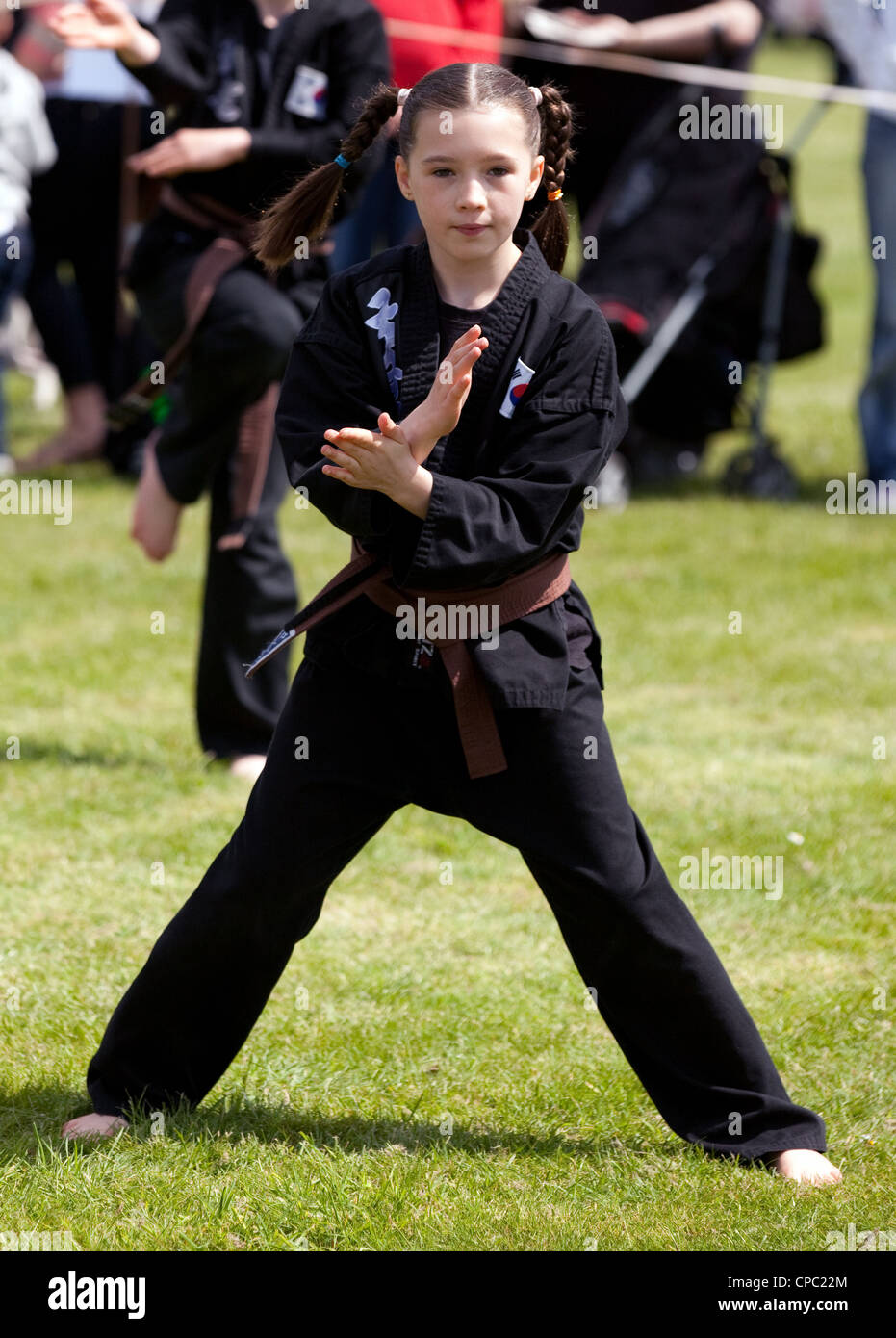 Young caucasian girl faisant l'art martial coréen de Kuk Sool Won, Newmarket Suffolk UK Banque D'Images