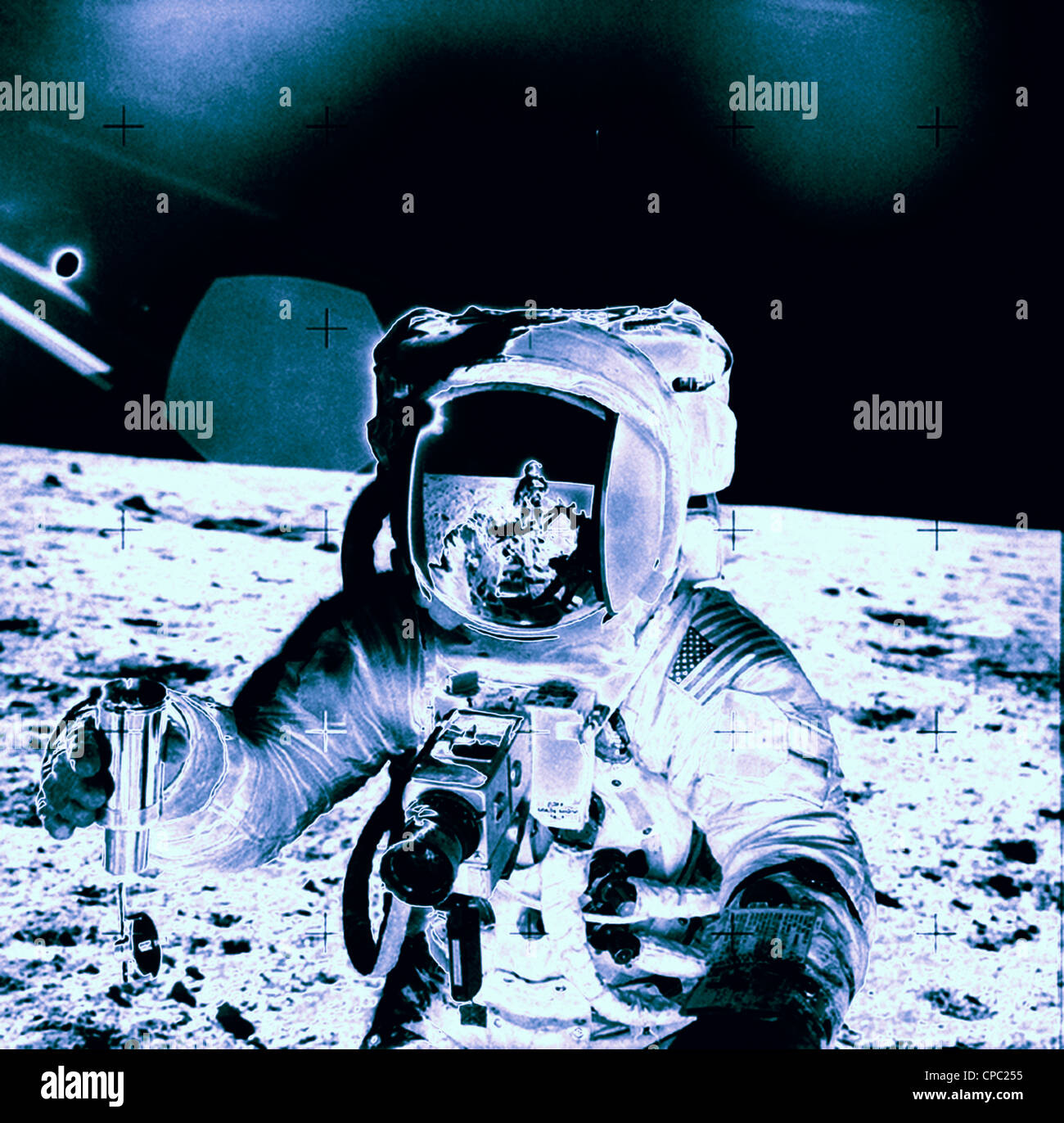 L'astronaute de la NASA compte dans casque d'astronaute sur la lune Banque D'Images