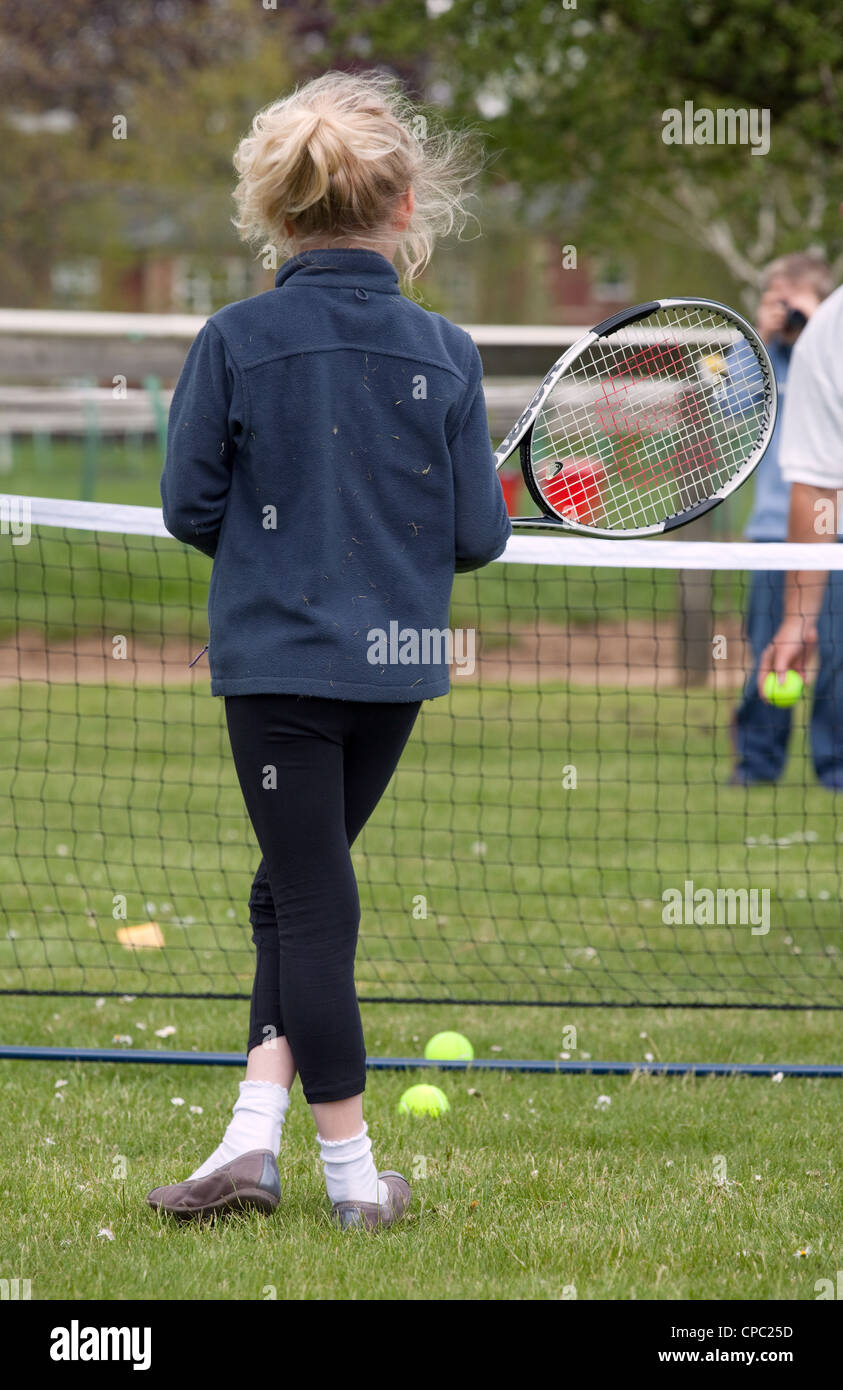 Jeune fille jouant au tennis, vue arrière, Newmarket Suffolk, UK sports festival Banque D'Images