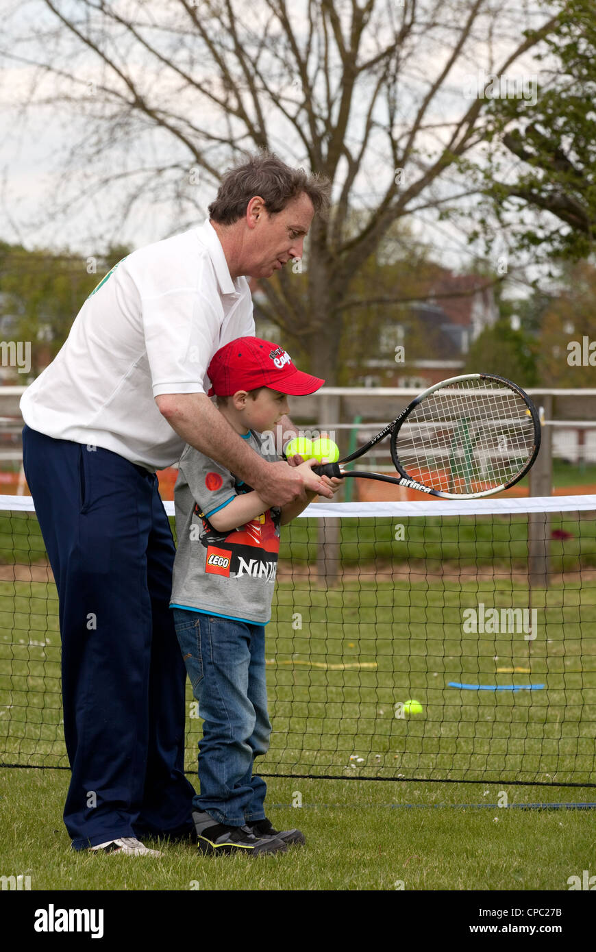 Les jeunes enfants apprennent à jouer au tennis, Newmarket Suffolk, UK Sports festival Banque D'Images