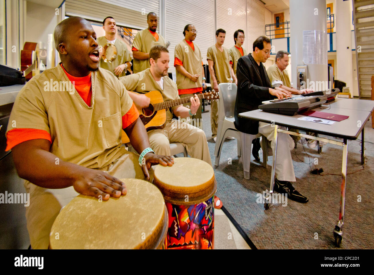 Une bande de prison et chœur de détenus masculins à la Santa Ana, CA chante à la prison de la ville de graduation d'une prison programme éducatif. Banque D'Images