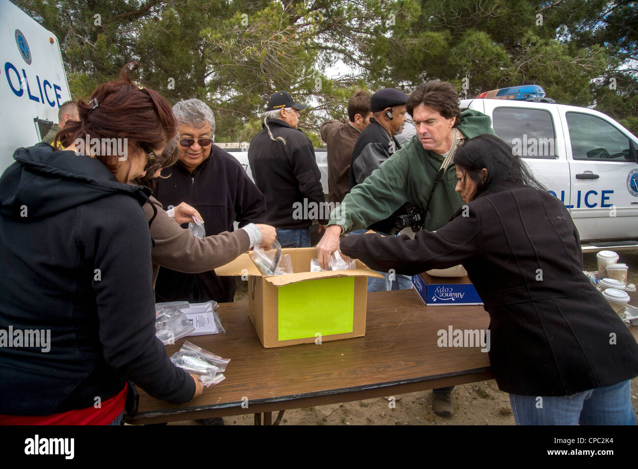 Les travailleurs sociaux collecter du matériel de survie à Victorville, CA, avant de chercher un campement de sans-abri dans la Californie. Banque D'Images