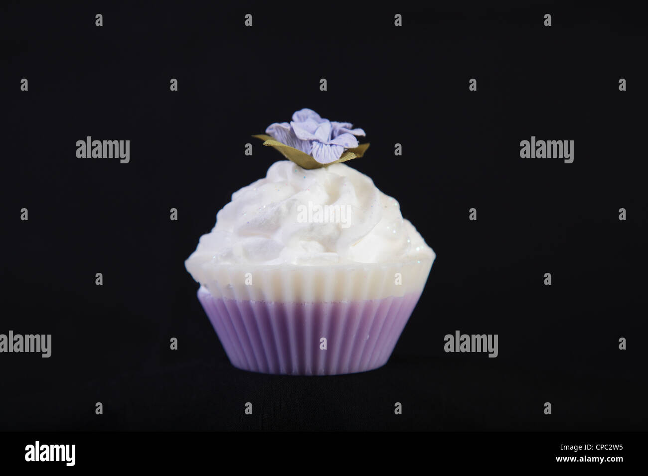 Savon Dans La Forme D Un Petit Gateau Avec Des Fleurs Bleues Sur Le Dessus Sur Fond Noir Photo Stock Alamy Savon Dans La Forme D Un Petit Gateau Avec Des Fleurs Bleues Sur Le Dessus Sur Fond Noir Photo Stock Alamy