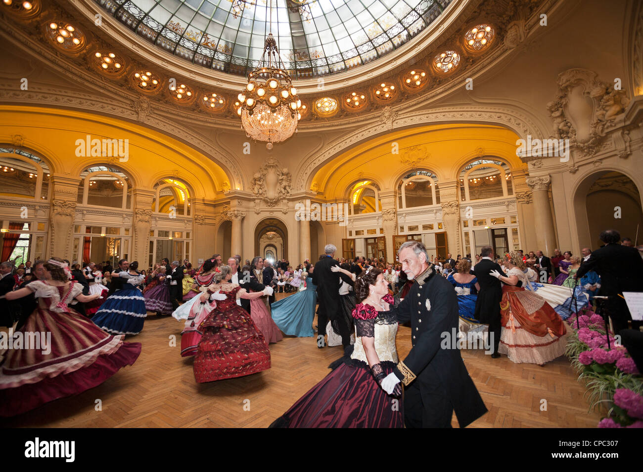 Le grand bal (deuxième période Empire dress), à l'occasion de l'événement : 'Vichy fête Napoléon III' (Vichy). Banque D'Images