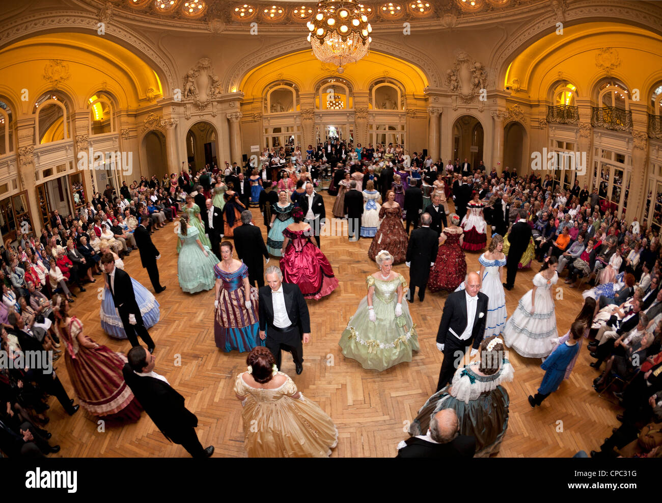 Le grand bal (deuxième période Empire dress), à l'occasion de l'événement : 'Vichy fête Napoléon III' (Vichy). Banque D'Images