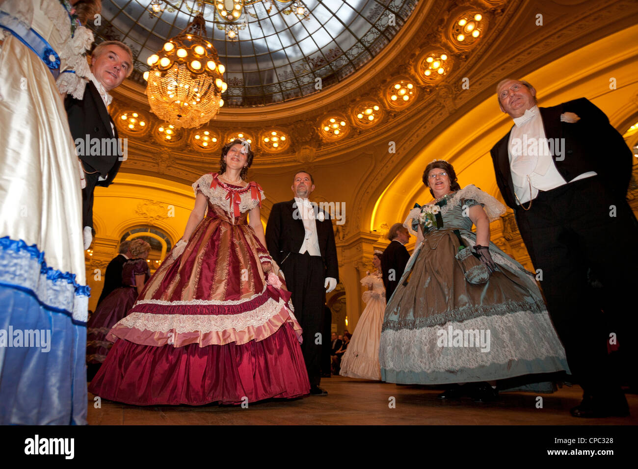 Le grand bal (deuxième période Empire dress), à l'occasion de l'événement : 'Vichy fête Napoléon III' (Vichy). Banque D'Images