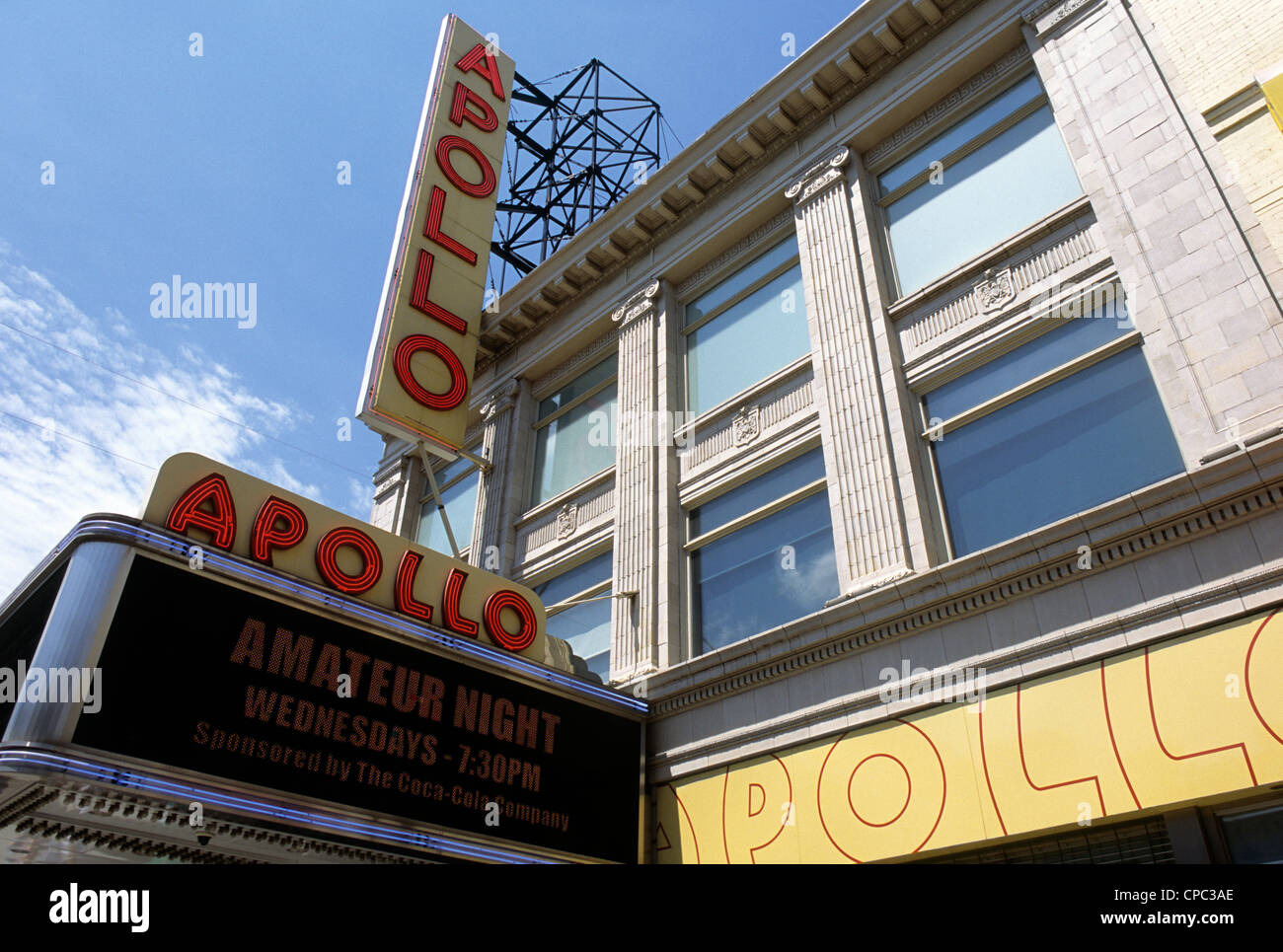 Le chapiteau extérieur du théâtre Apollo se trouve sur Adam Clayton Powell Boulevard à Harlem, New York, États-Unis. Un point de repère sur le Registre national des lieux historiques. Banque D'Images