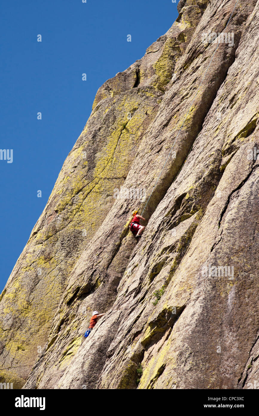 Grimpeurs à remonter sur les côtés de Devils Tower dans le Wyoming. Banque D'Images