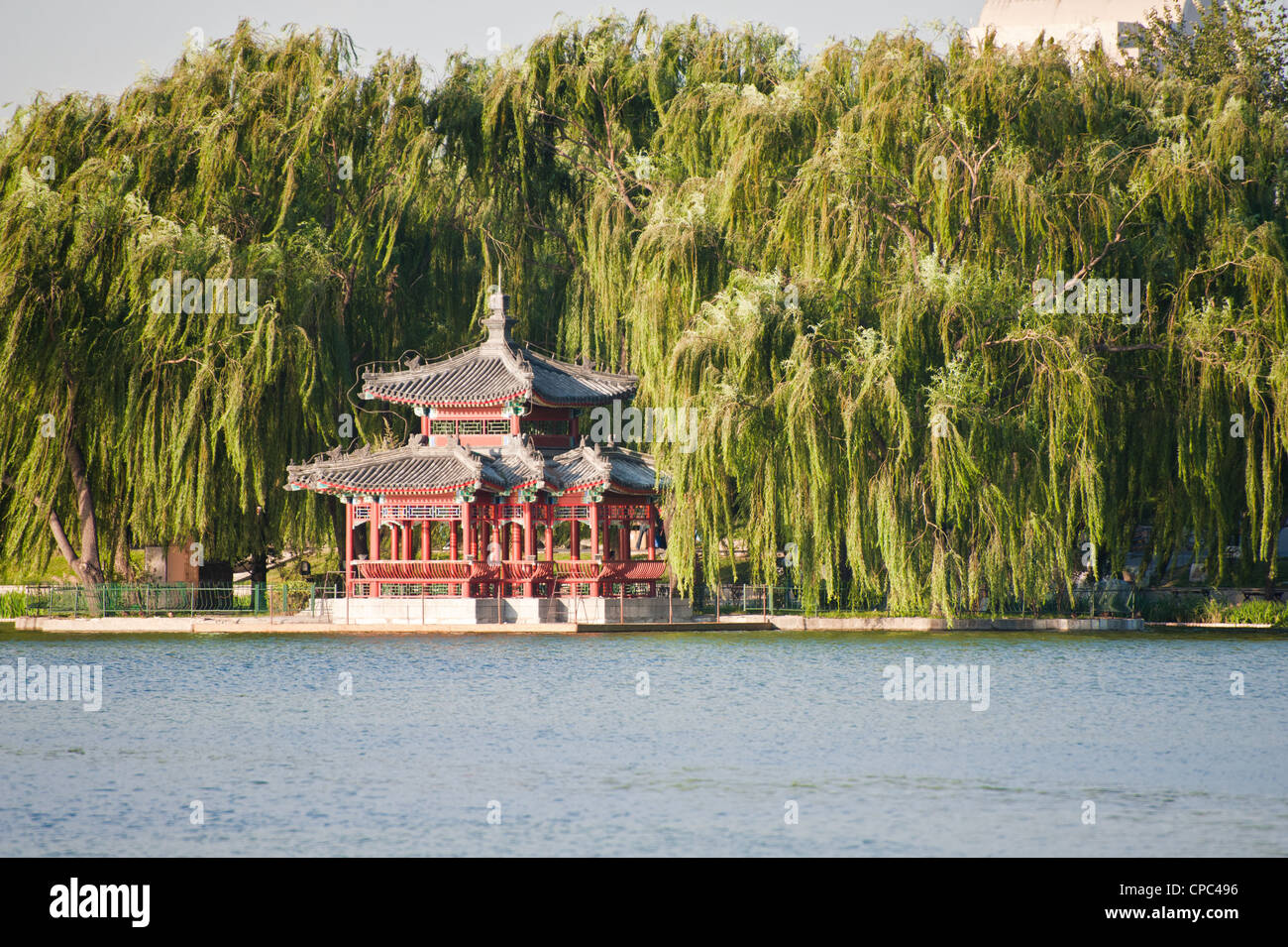 Un pavillon chinois se tenir sur le bord de l'eau, un parc de Pékin Banque D'Images