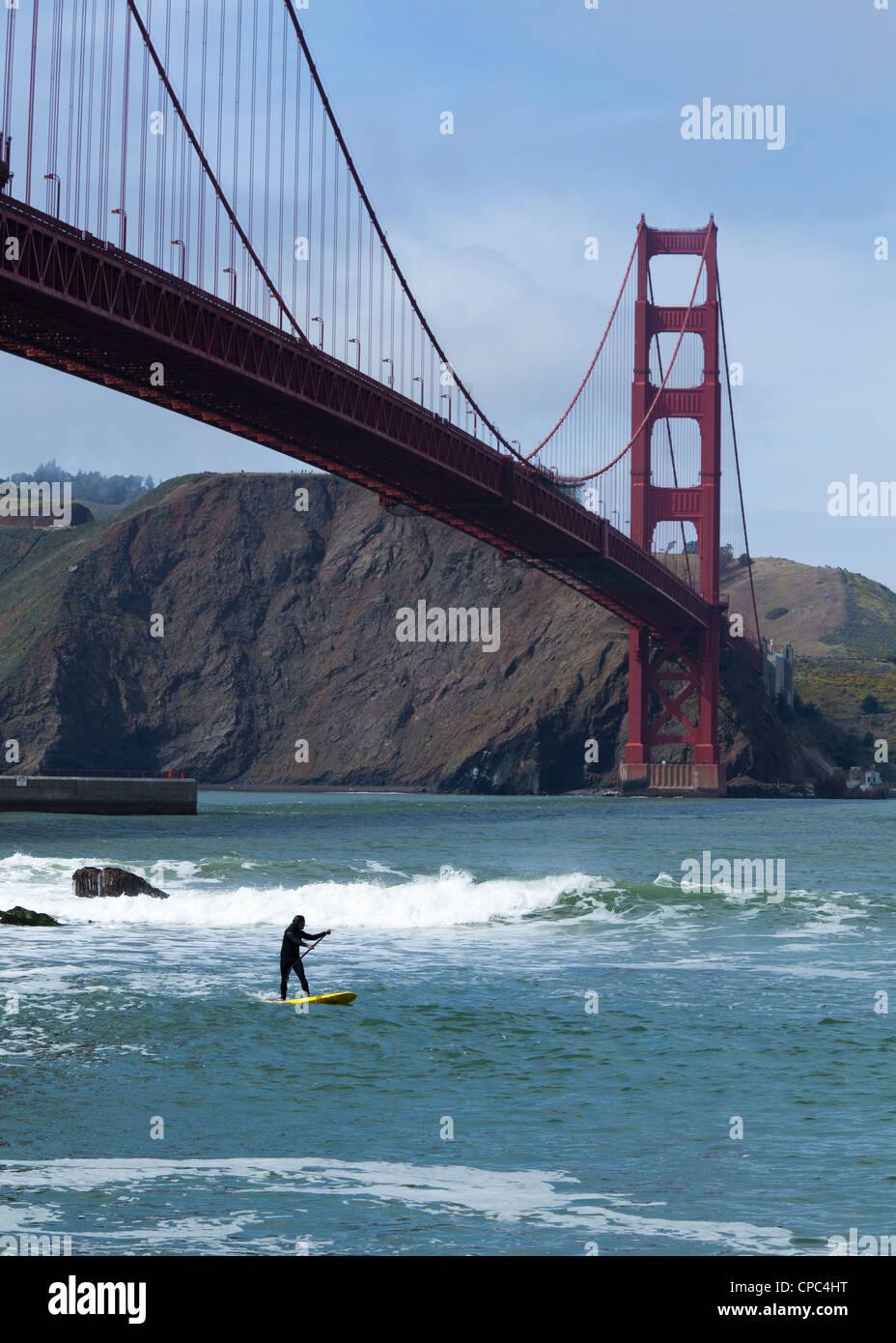 Paddle board surfer à Fort Point, San Francisco, California USA Banque D'Images