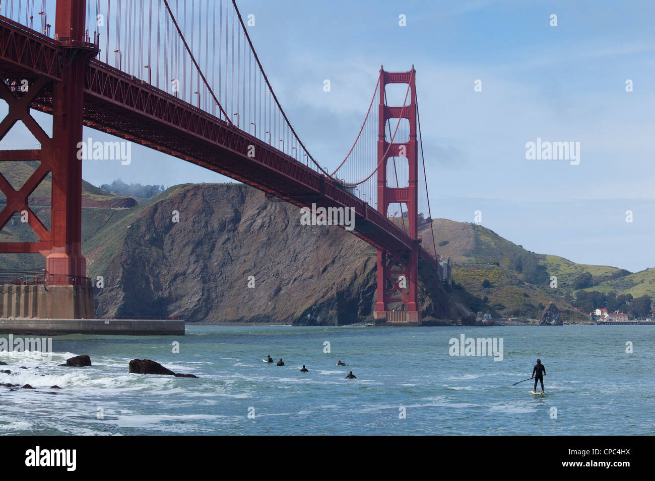 Les surfeurs à Fort Point, San Francisco Banque D'Images