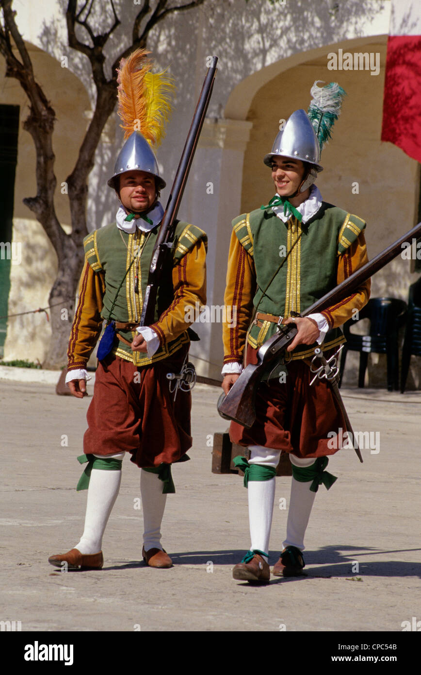 La Valette, Malte. Riflemen médiéval en costume historique de Guardia en re-enactment, Fort Saint Elmo. Banque D'Images