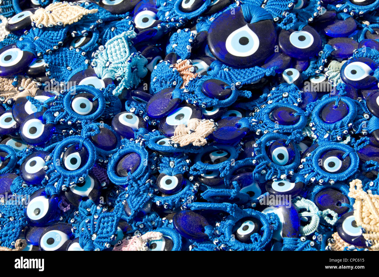 Amulettes en forme de l'œil (nazars) censées protéger contre le mauvais œil - Turquie Banque D'Images