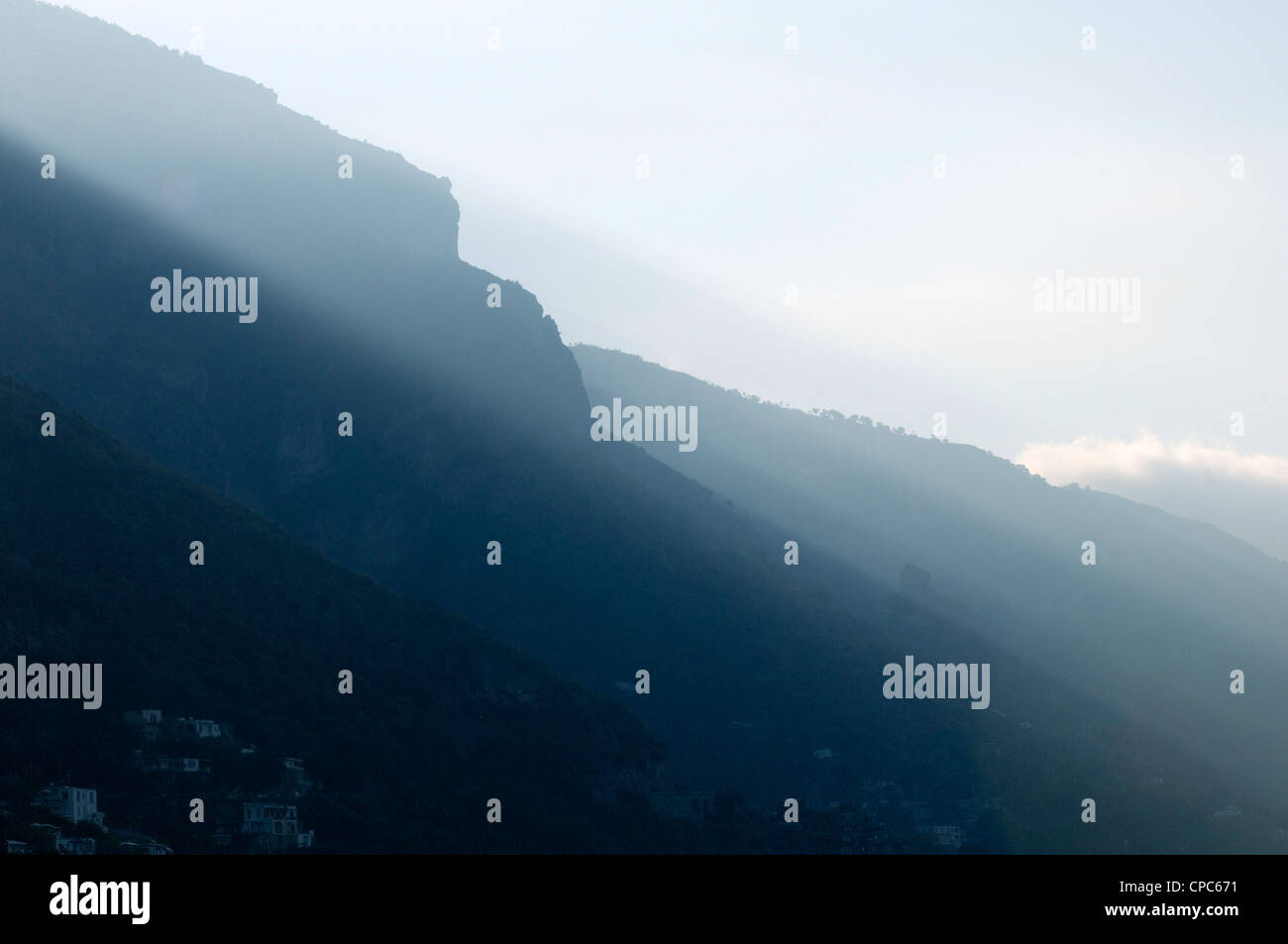 Matin brumeux matin de brume sur les collines de la côte amalfitaine italie italien hazy haze paysages paysage Banque D'Images