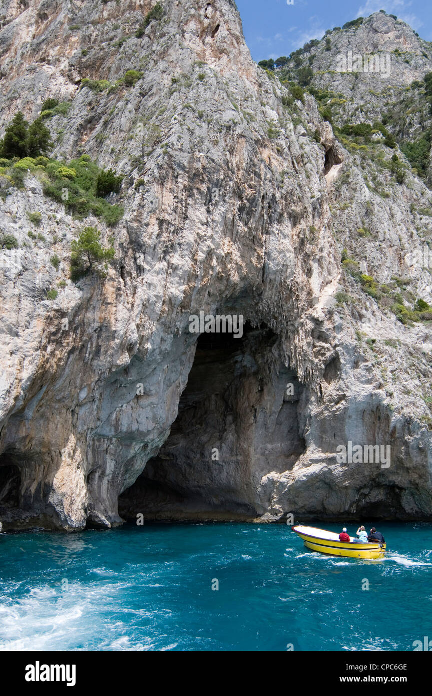 Balade en bateau capri l'île de la grotte de l'eau bleu Méditerranée eaux touristes Tourisme Tourisme Italie station italienne Banque D'Images