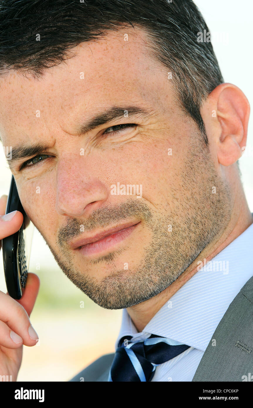 Homme d'affaires est d'avoir une communication avec son téléphone cellulaire Banque D'Images