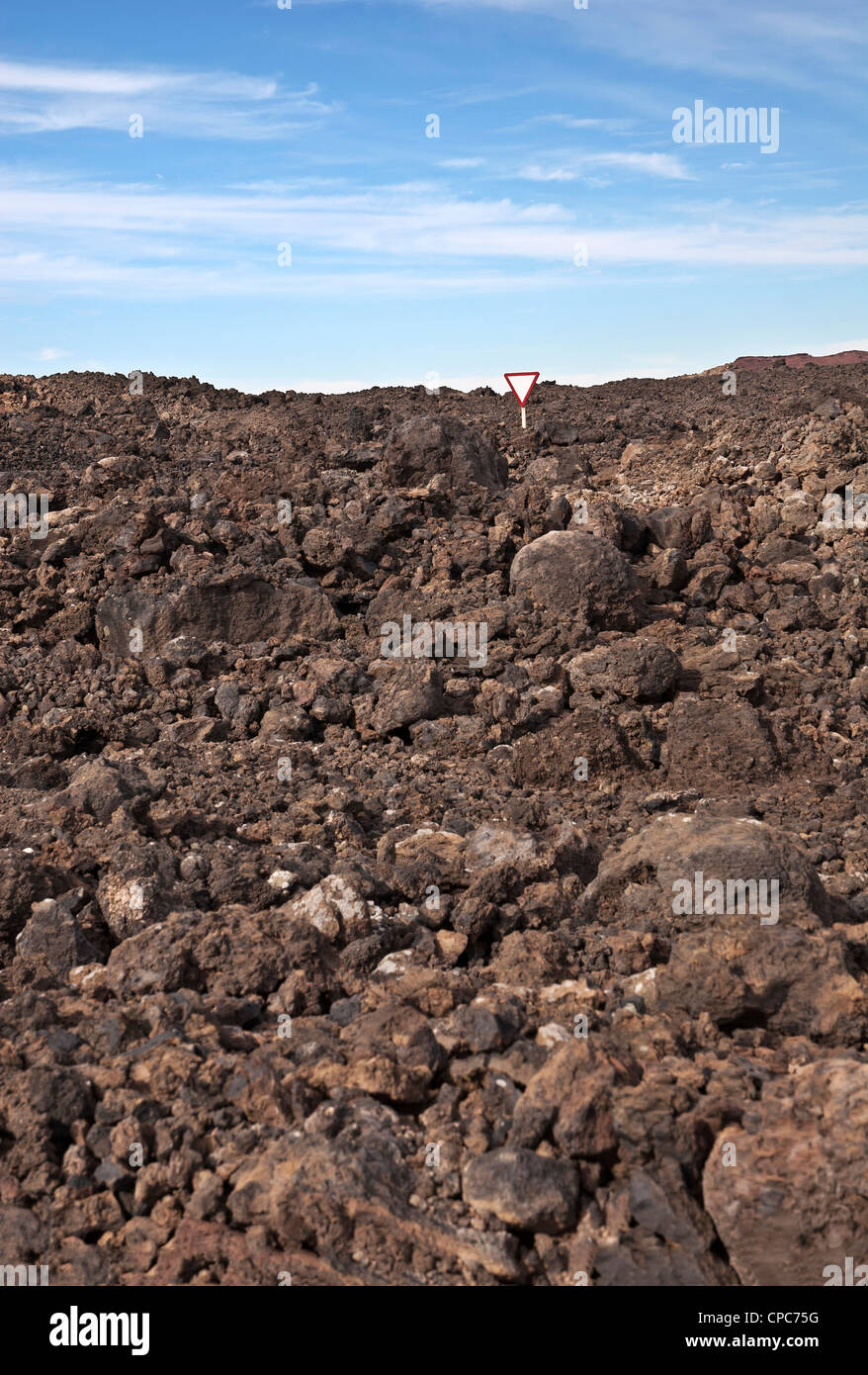 Paysage volcanique avec signe de la circulation sur l'île canarienne de Lanzarote. Banque D'Images