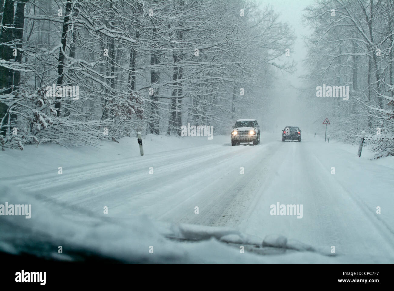 Voitures sur une route enneigée en Allemagne. Banque D'Images
