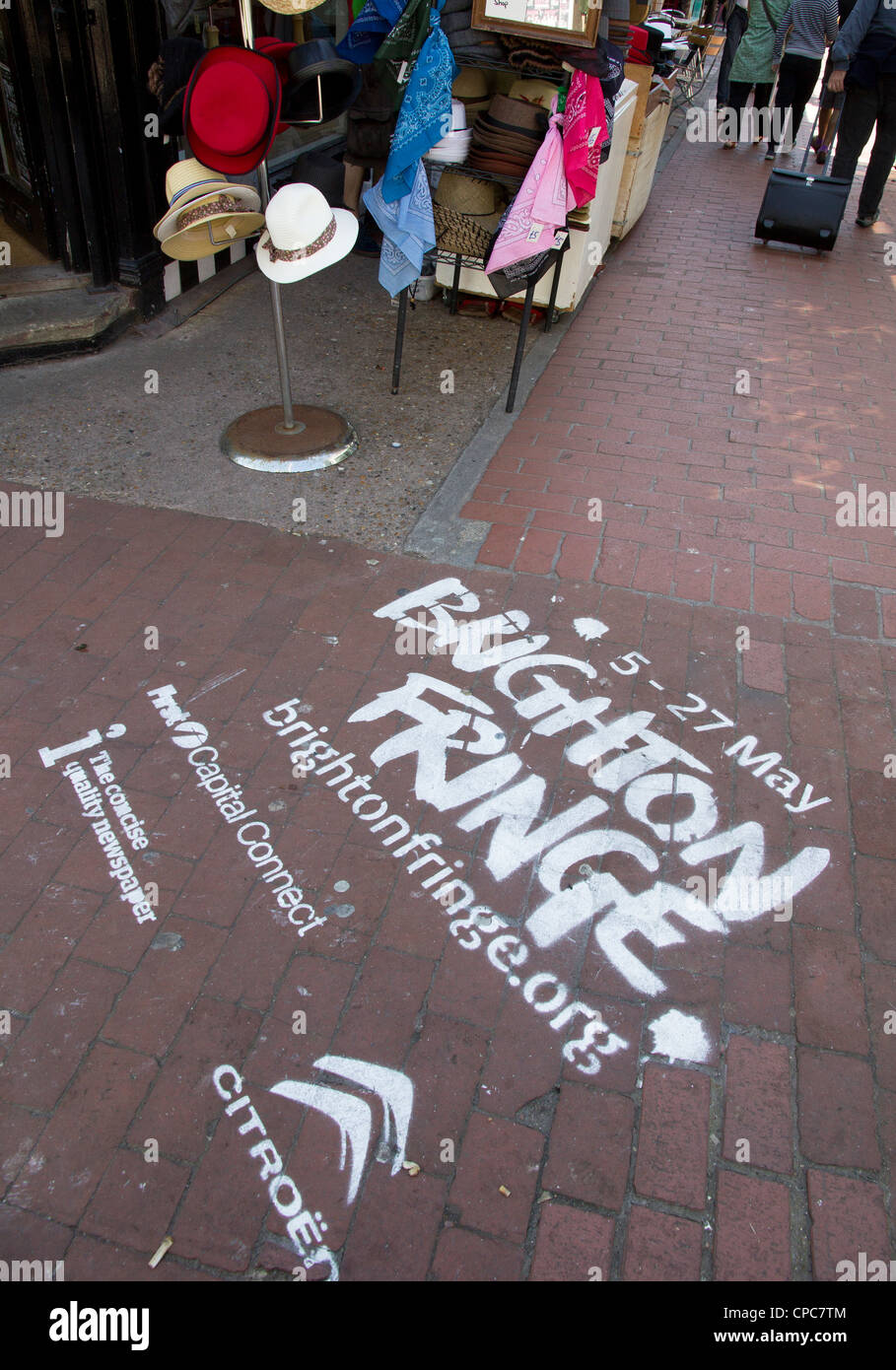 Brighton Festival promotion de la chaussée à l'entrée des Jardins de Kensington dans le Nord Laine Banque D'Images
