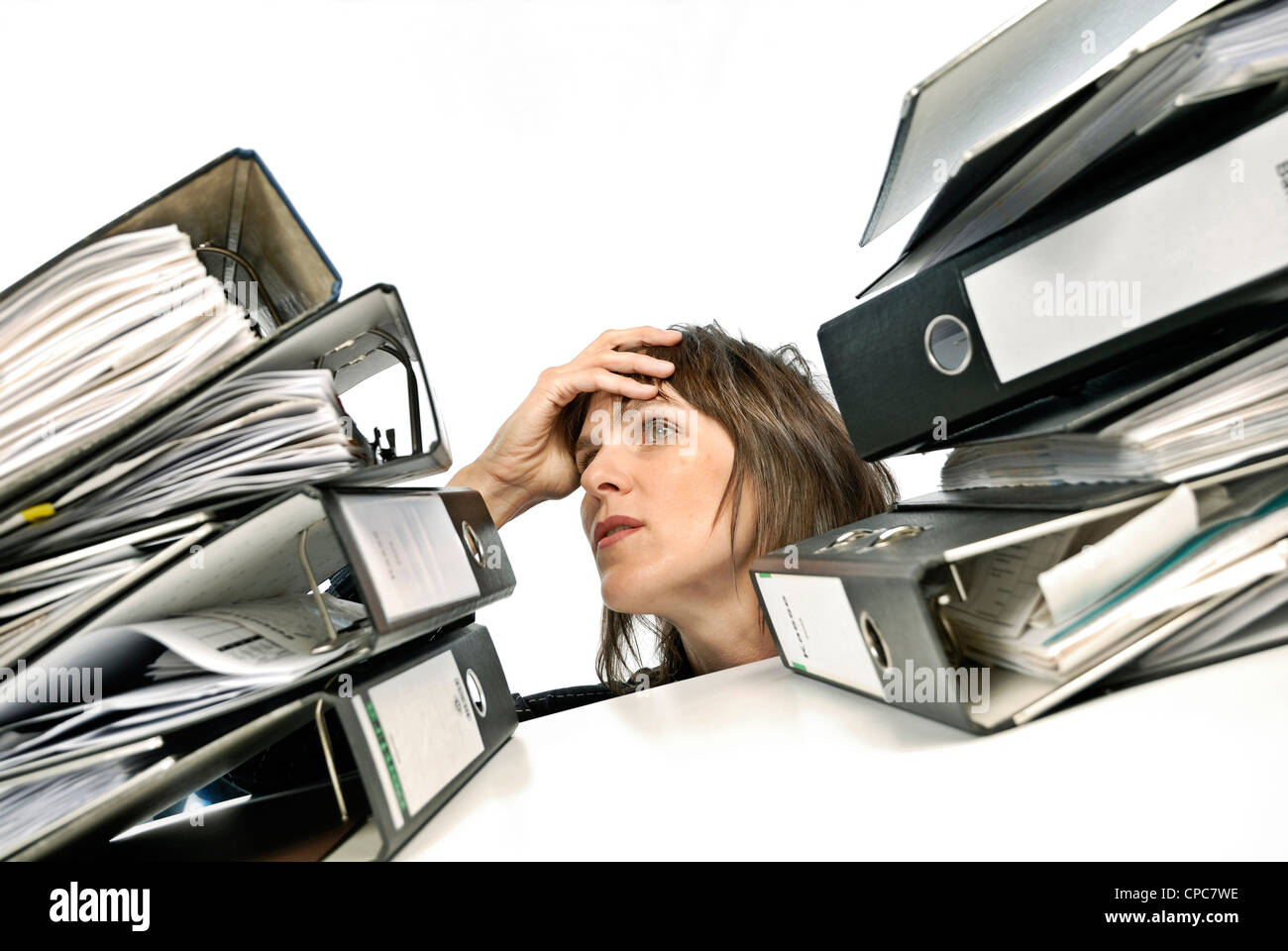 Personnel surchargé entre deux piles de dossiers. Banque D'Images