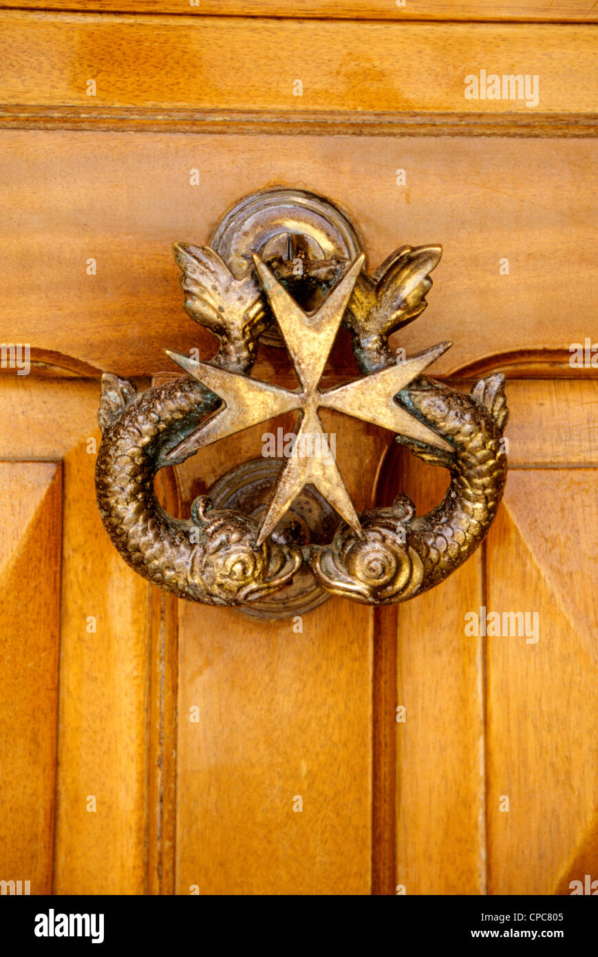 Heurtoir de porte ancien en forme de main à Perpignan, dans les... News