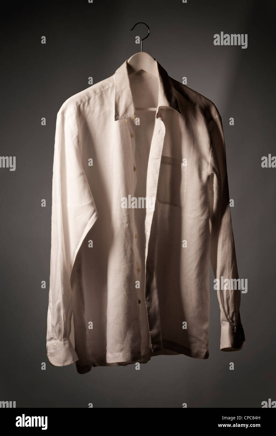 Froissé chemise blanche sur un cintre flotte librement dans une chambre  Photo Stock - Alamy