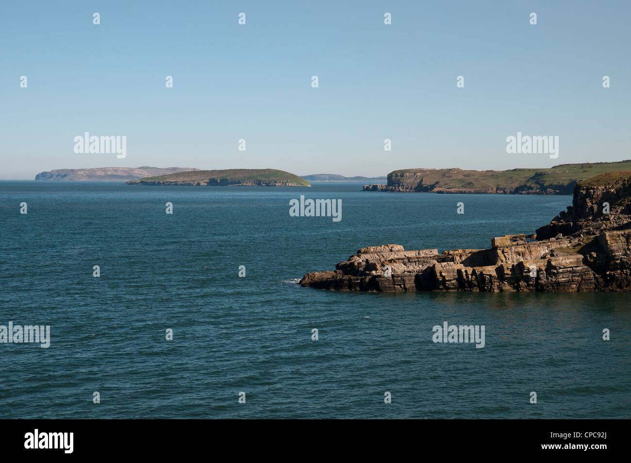 Fedw Fawr près de Mariandyrys sur la côte nord d'Anglesey en regardant vers l'île de macareux. Banque D'Images