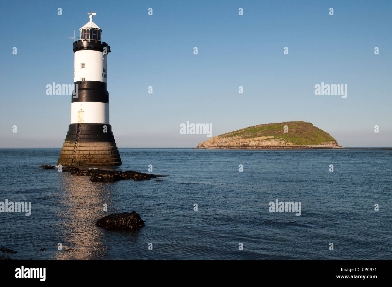 Penmon Phare et l'île de Anglesey Macareux Banque D'Images