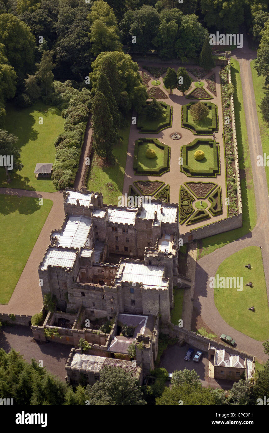Vue aérienne de l'historique château de Chillingham, Northumberland prise en août 1986 Banque D'Images