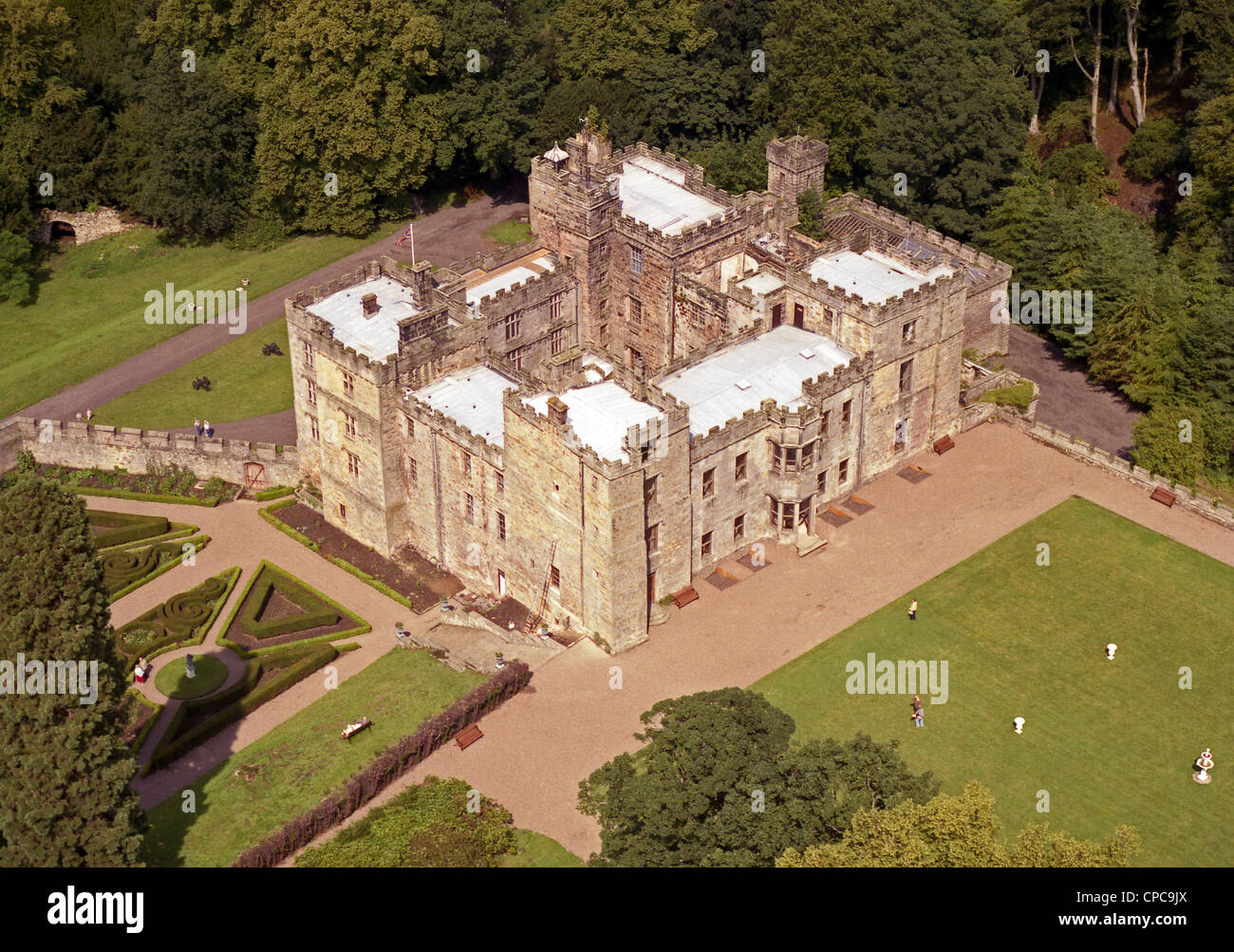Vue aérienne de l'historique château de Chillingham, Northumberland prise en août 1986 Banque D'Images