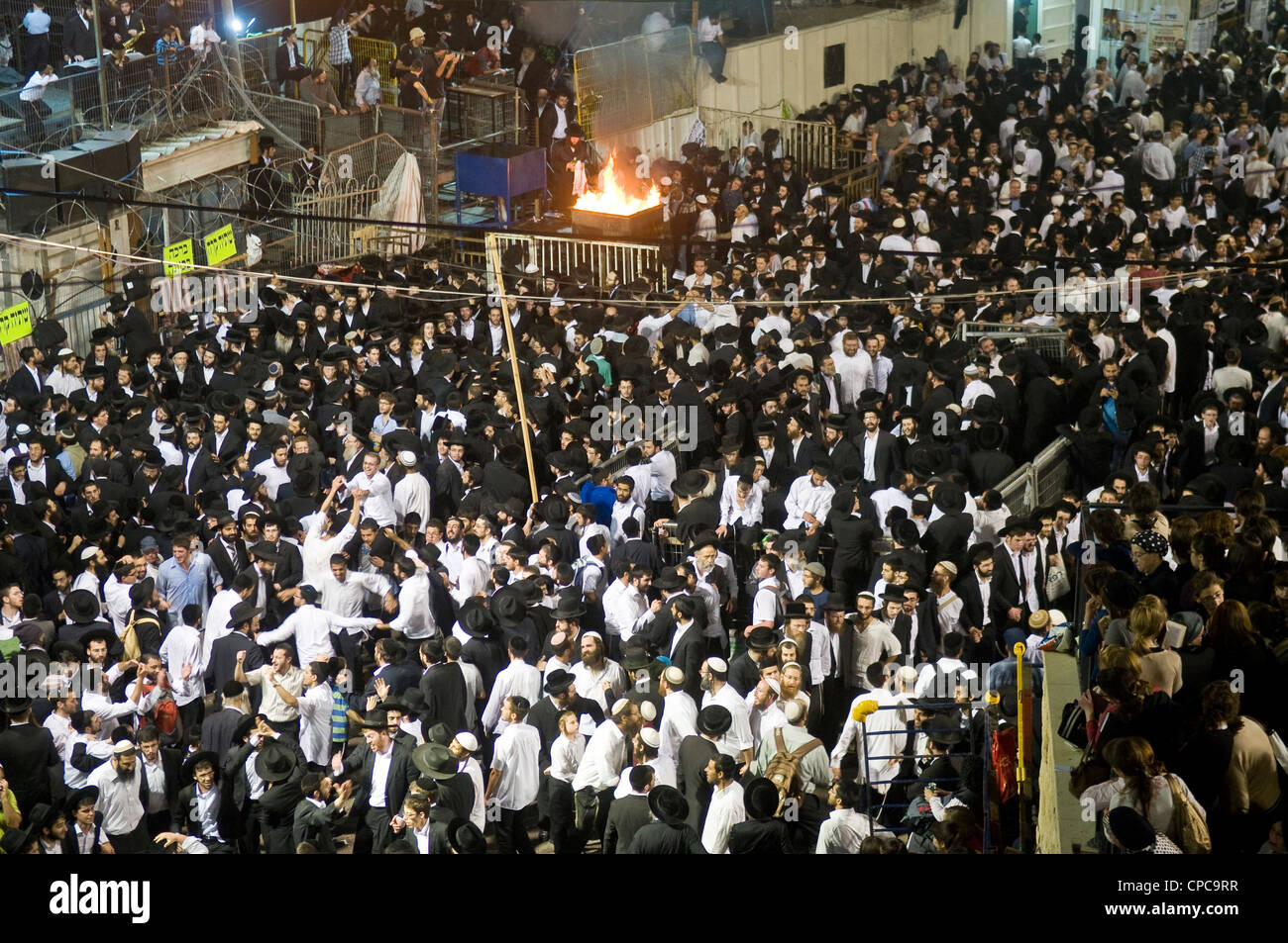 Les Juifs orthodoxes célèbrent Lag Baomer dans Bar Yochai tombeau à Meron , Israël Banque D'Images