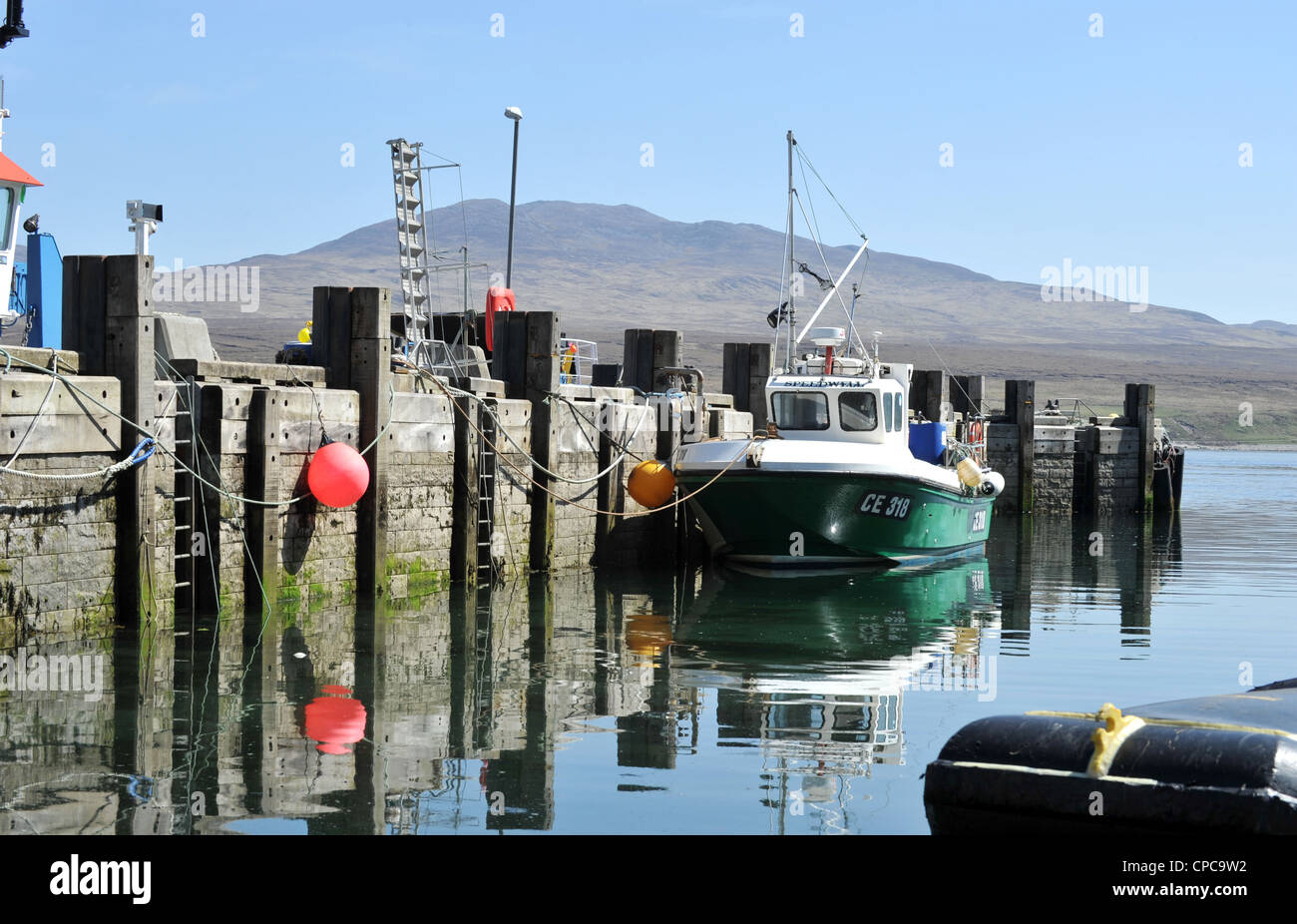 Bateau de pêche dans le port de Port Askaig sur l'île écossaise d'Islay Banque D'Images