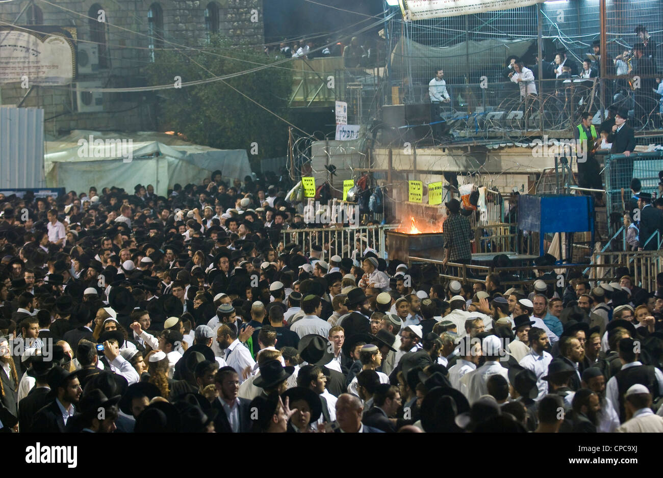 Les Juifs orthodoxes célèbrent Lag Baomer dans Bar Yochai tombeau à Meron , Israël Banque D'Images