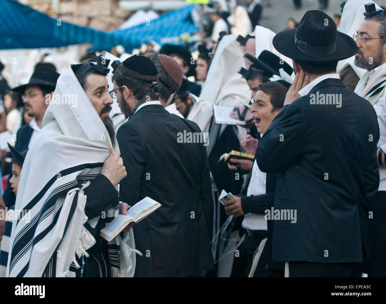 Les Juifs orthodoxes célèbrent Lag Baomer dans Bar Yochai tombeau à Meron , Israël Banque D'Images